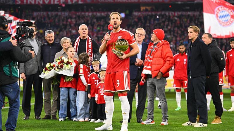 Harry Kane mit dem Ballon d’Or, im Hintergrund seine Familie.