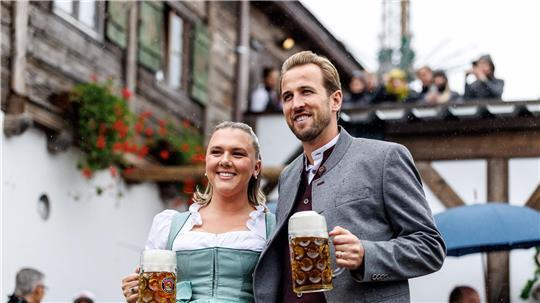 Harry Kane präsentierte sich mit seiner Frau Katie Goodland in bester Wiesn-Stimmung.
