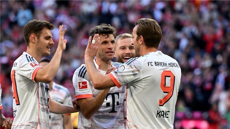 Bayern-Sieg zum Müller-Abschied - Dank an „75.000 Herzen“ Harry Kane (r) erzielt den Treffer zum 1:0.