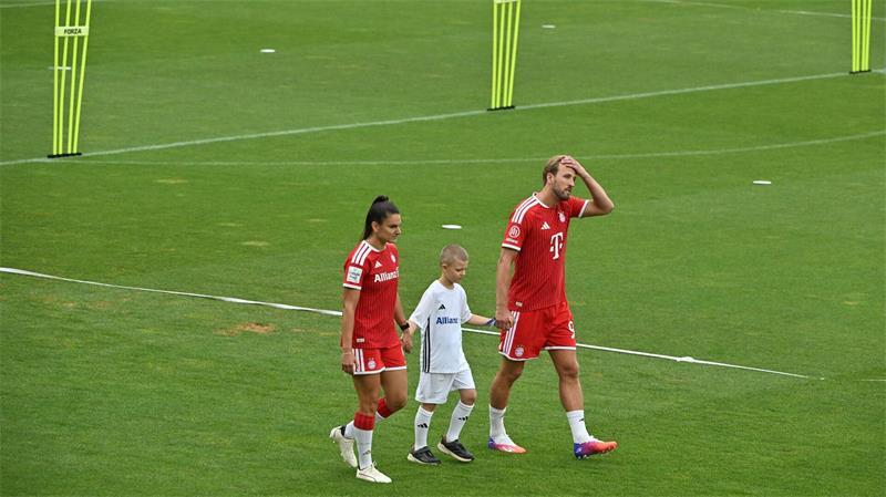 FC Bayern ohne Musiala, aber mit WM-Rückkehrern Harry Kane (r) ist nach dem WM-Urlaub zurück.