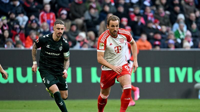 Harry Kane (r) und die Bayern mussten sich Werder Bremen geschlagen geben.