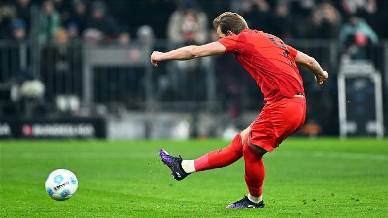 Harry Kane verwandelt Elfmeter Nummer 28 zum 1:0 gegen Bremen.