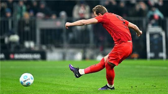 Harry Kane verwandelt Elfmeter Nummer 28 zum 1:0 gegen Bremen.