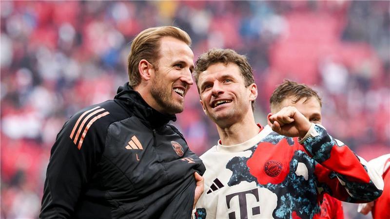 „Kane you believe it?“: Presse feiert Meister-Stürmer Harry Kane(l.) feiert seinen ersten Vereinstitel überhaupt.