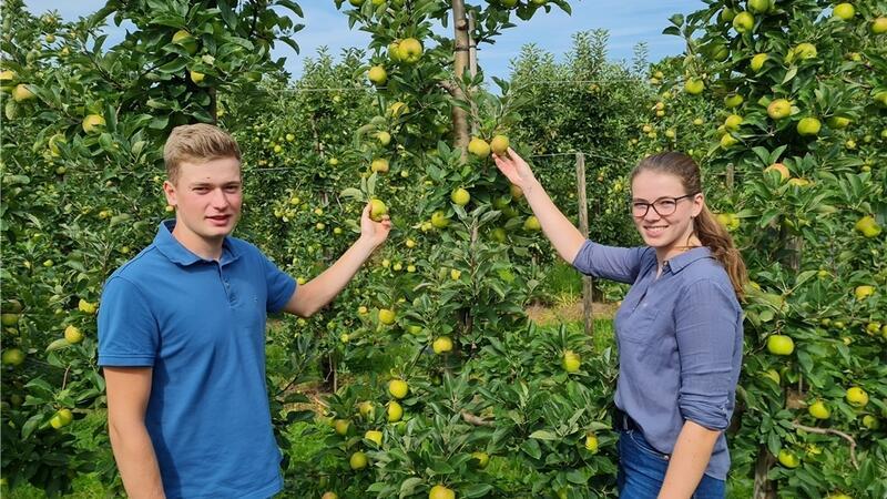 Diese Azubis gehören zu den besten Obstbau-Gärtnern Harry Schliecker (links) und Bente Hauschildt sehen ihre Zukunft in ihren jeweiligen Familienunternehmen und streben schon bald die Meister-Ausbildung an.