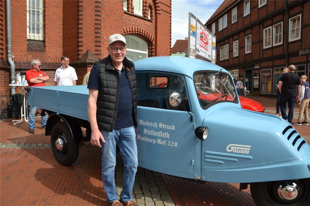 Harry Struck aus Drochtersen präsentiert seinen Goliath aus dem Jahre 1955. Sein...