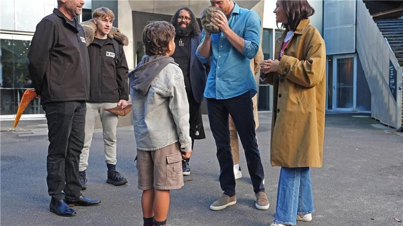 Harry und Meghan ließen sich einen Marngrook-Ball zeigen, der für ein traditionelles indigenes Ballspiel benutzt wird.