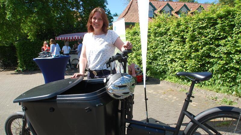 Der Trend zum Lastenrad: Das alles gilt es zu beachten Harsefeld Klimamanagerin zeigt das Gemeinde-Lastenrad, das jetzt auch Bürger ausleihen können.