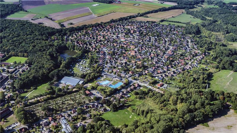 Harsefeld von oben: In der Eissporthalle findet am Wochenende die Erlebnismesse des Sympathischen Harsefelds statt.