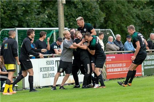 Harsefelder Jubel: Torschütze Nico Osuch (Vierter von links) wird von seinen Mitspielern gefeiert. Foto: Struwe