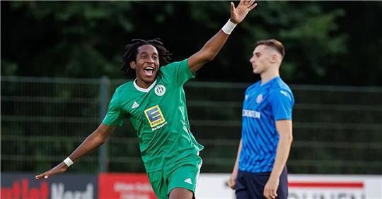 Harsefelds Jonathan Bondombe Simba bereitete den Siegtreffer vor.