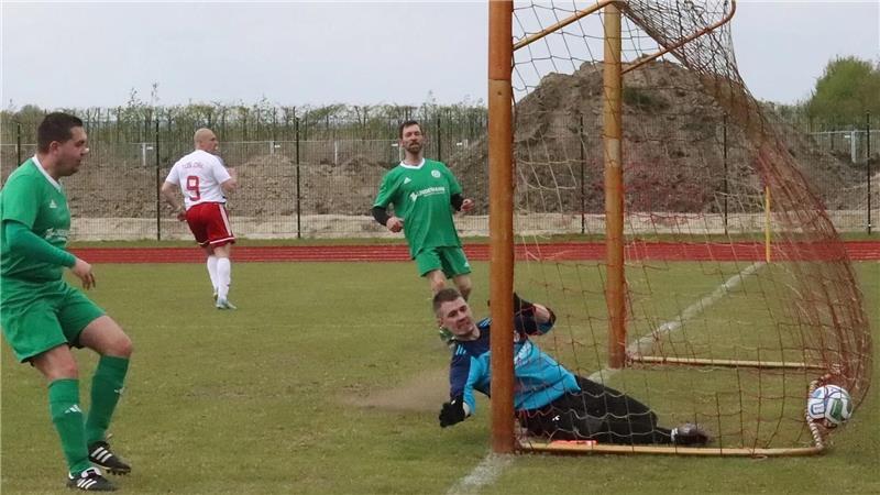 Harsefelds Keeper Justin Beneke musste vier Mal hinter sich greifen.
