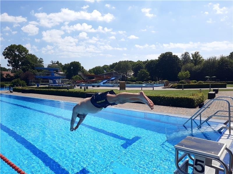 Harsefelds Schwimmmeister Andreas Bockelmann springt fürs Foto schon mal ins grundsanierte Sportbecken. Foto: Fehlbus