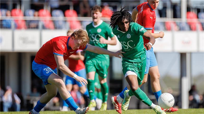 Harsefelds Stürmer Jonathan Bondombe-Simba (rechts) traf per Doppelschlag. D/A II verteidigte mit einem Kantersieg die Tabellenspitze.