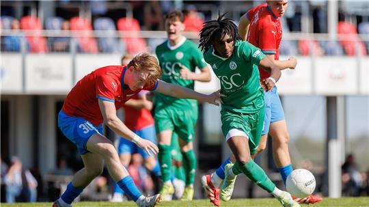 Harsefelds Stürmer Jonathan Bondombe-Simba (rechts) traf per Doppelschlag. D/A II verteidigte mit einem Kantersieg die Tabellenspitze.
