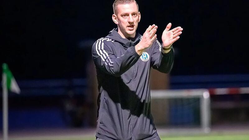 Kartenflut in Hedendorf - Harsefelds Trainer steuert den Siegtreffer bei Harsefelds Trainer Marcel Jacobi traf zum Saisonauftakt selbst zum 3:1-Endstand.