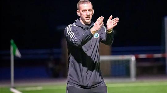Harsefelds Trainer Marcel Jacobi wechselte sich im Kreisderby selbst ein.