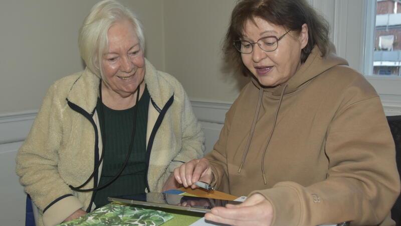 Harsefelds neue Digital-Kompass-Lotsenstation ist eröffnet: Margrit Farcke lässt sich von Cecilia Runciman ein paar Tricks am Tablet zeigen.