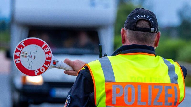 Unfallforscherin: „Landstraßen zu gefährlich“ Hart aber gerecht: Punkte in Flensburg sollen für mehr Sicherheit im Straßenverkehr sorgen. (Archivbild)