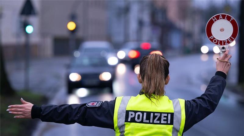 Unfallforscherin: „Landstraßen zu gefährlich“ Hart aber gerecht: Punkte in Flensburg sollen für mehr Sicherheit im Straßenverkehr sorgen. (Archivbild)
