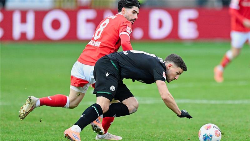 Hart umkämpftes Duell: Lauterns Semih Sahin (l.) gegen Hannovers Enzo Leopold. 