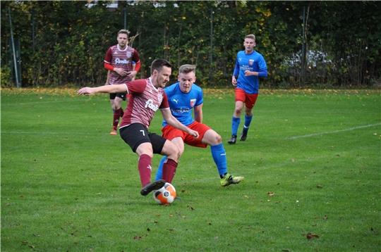 Hart umkämpftes Spiel: Hagens Fabio Dose (links) im Duell mit Otis von Busch. Foto: Oldach