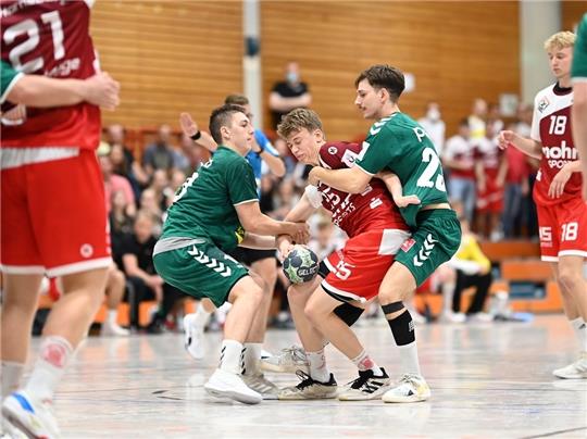 Harte Arbeit: In dem umkämpften Bundesligaspiel erzielte VfL-Handballer David Lüer (Mitte) zwei Tore. Foto: Felix Schlikis