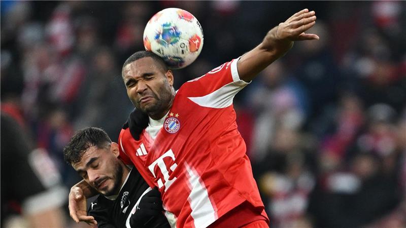 Harte Arbeit für die Bayern, hier Jonathan Tah (r) gegen Pauli-Angreifer Daniel Sinani.