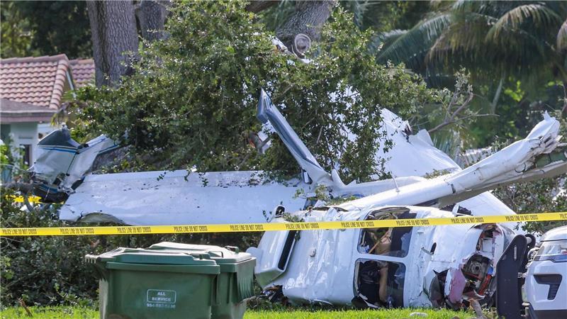 Bilder des Tages Harte Landung: Trümmer liegen auf dem Rasen eines Hauses, nachdem ein Flugzeug in einer Wohngegend in Florida abgestürzt war. Wie durch ein Wunder gab es keine Toten.