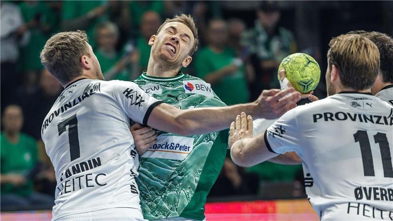 Harter Einsatz von Kiels Magnus Landin gegen Mathias Gidsel.