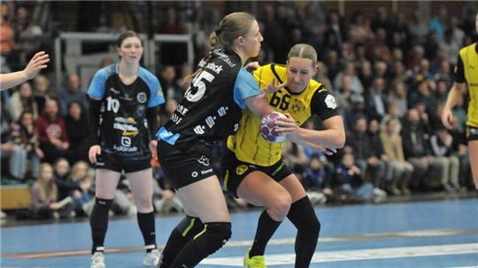 Harter Kampf: BSV-Handballerin Jolina Huhnstock gegen die Dortmunderin Dana Bleckmann.