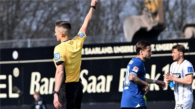 Hartes Einsteigen gegen Luca Schnellbacher: Glatt Rot für Marvin Mehlem.