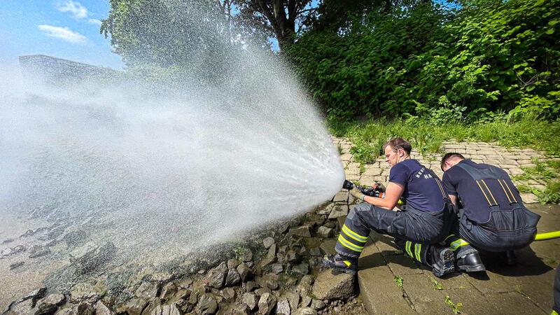 Traumjob Berufsfeuerwehr? So hart und riskant ist die Arbeit als Feuerwehrmann Hartes Training mit Feuerwehrgerätschaften gehört für Gerrit Ritscher zum Alltag.