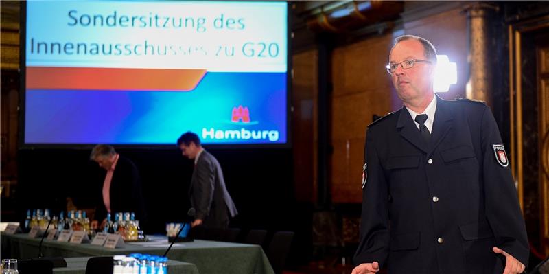Hartmut Dudde, Leiter des Polizeieinsatzes beim G20 Gipfel, wartet auf den Beginn der Sitzung des Sonderausschusses G20. Foto Heimken/dpa