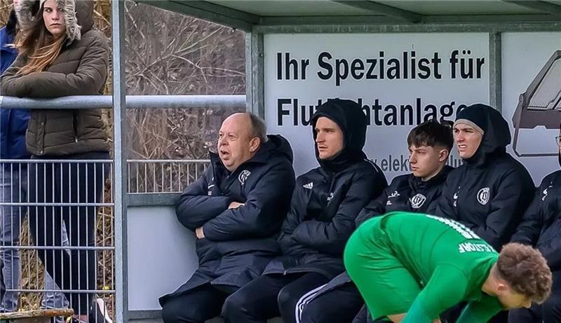 Hartmut Mattfeldt (links) sitzt nur noch diese Saison beim TSV Elstorf auf der Bank.