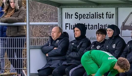 Hartmut Mattfeldt (links) sitzt nur noch diese Saison beim TSV Elstorf auf der Bank.
