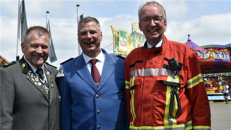 Gelungener Auftakt: Schützen und Bürger feiern in Ahlerstedt Hartmut Meyer, Rolf Klintworth und Cord Wilkens sind sich einig: Schützenverein muss sein.