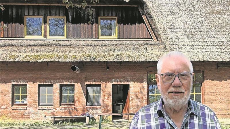 Hartmut Milter, ehrenamtlicher Vorstand des Jugend- und Bildungshauses, vor dem renovierungsbedürftigen Reetdach.