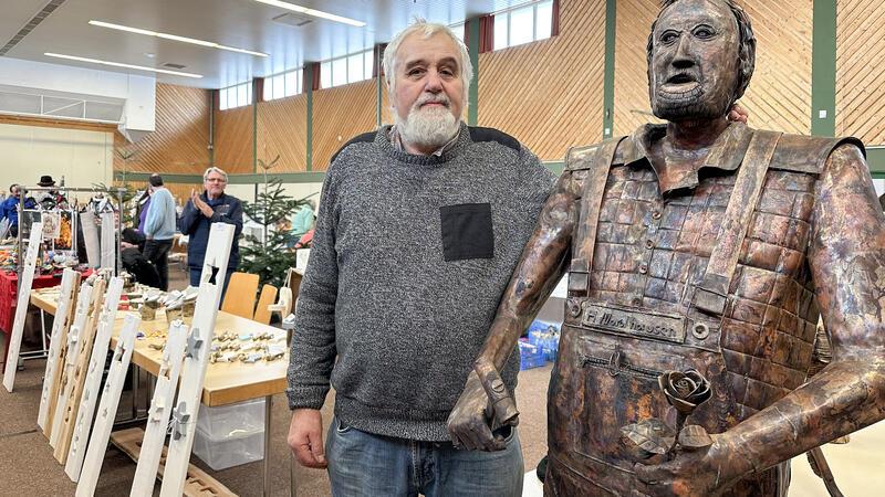 Was den Kunsthandwerkermarkt in Drochtersen so besonders macht Hartmut Nordhausen aus Fredenbeck arbeitet mit Kupfer. Dabei entstehen dann schon mal lebensgroße Figuren wie dieser Mann in Latzhose, der seinem Schöpfer ganz schön ähnlich sieht.