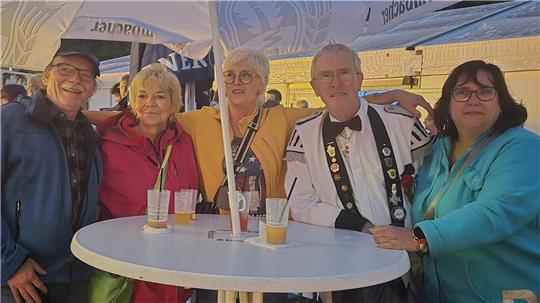 Hartmut und Ulrike Cohrs, Heidi Kröger, Mille und Tanja Milbrodt kommen seit 40 Jahren zum Schützenfest.