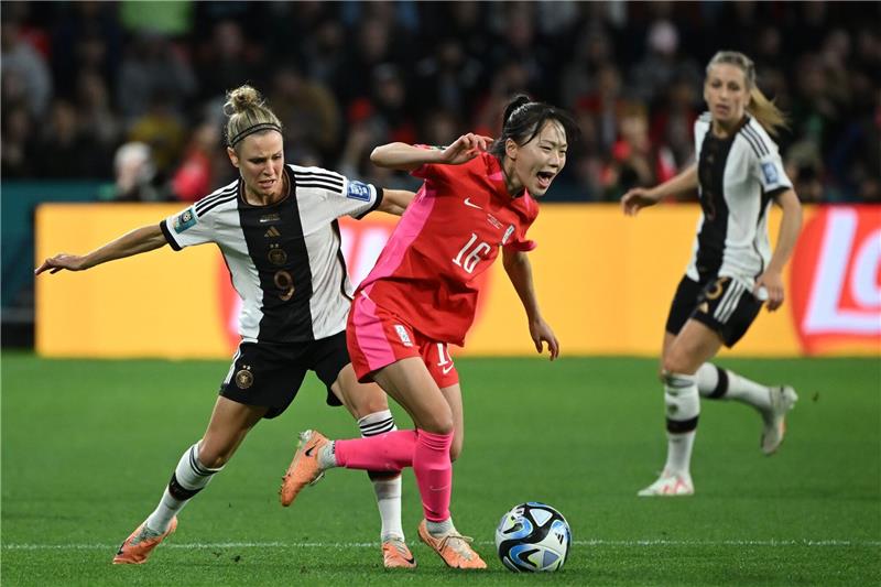 Hartnäckig im Zweikampf: Südkoreas Sel-gi Jang (r) verteidigt den Ball gegen Svenja Huth.