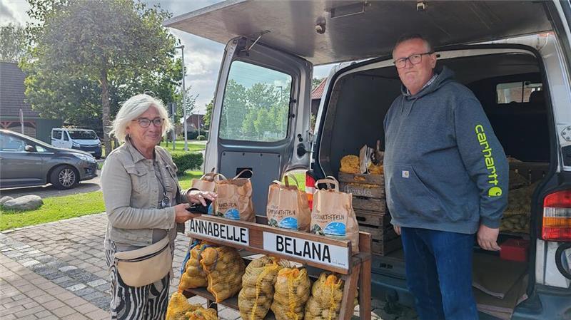 Hartwig Tipke macht weiterhin gute Geschäfte auf dem siechenden Wochenmarkt: Seine Kartoffeln sind gefragt. Gabi Lüchau aus Drochtersen ist Stammkundin.