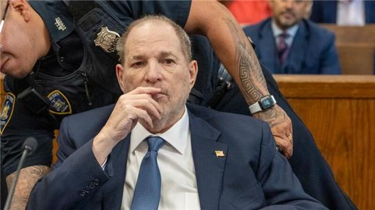 Staatsanwaltschaft: Prozess gegen Weinstein neu aufrollen Harvey Weinstein erscheint zu einer vorläufigen Anhörung vor dem Strafgericht in Manhattan.