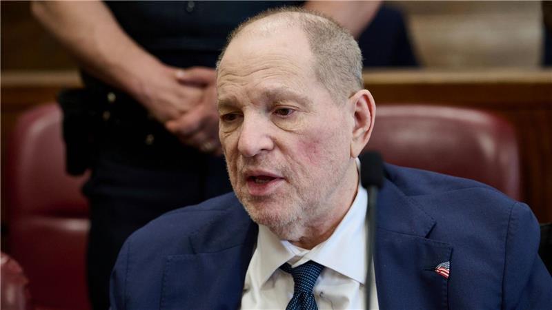 Harvey Weinstein spricht mit Pressefotografen im Strafgericht von Manhattan, während die Geschworenen in seinem Wiederaufnahmeverfahren beraten. Der frühere Hollywood-Produzent  ist in einem neu aufgerollten Strafprozess erneut für schuldig befunden worden - allerdings nur teilweise.