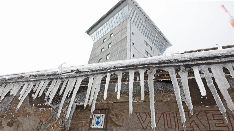 Harz-Brocken: Schnee und Eis prägen das Brockengebiet – Eiszapfen am Wolkenhäuschen