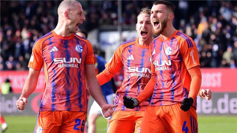 Hasan Kurucay (r) erzielte für Schalke das 2:0. 