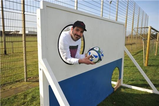 Hasan Ramazanoglu hofft, an der ZDF-Torwand dreimal unten zu treffen - einmal mehr als sein Gegner Karl-Heinz Rummenigge. Foto: Scholz