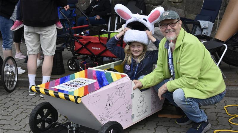 "Hase" Hailey mit Konstrukteur Horst Szente freut sich auf das Rennen.