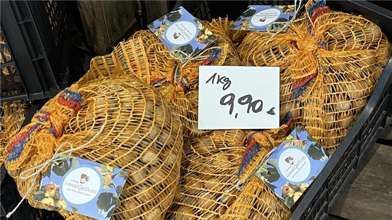 Altländerin ist Pionierin beim Haselnussanbau – Manufaktur eröffnet Haselnuss im Sack.