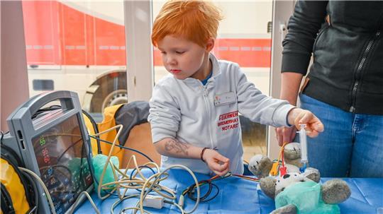 Hasi braucht eine OP: Mini-Notarzt Fin (4) gibt dem Kuscheltier in der Teddyklinik in Bremerhaven das Narkosemittel.